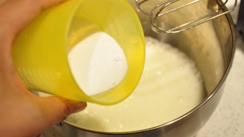 白天使蛋糕——快速消耗蛋白的蛋糕,将磨好的糖粉一次性加入到蛋白中。