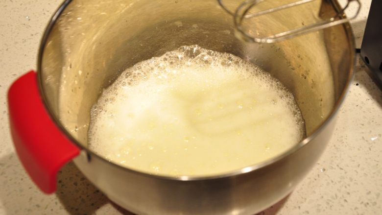 白天使蛋糕——快速消耗蛋白的蛋糕,用打蛋器打至粗性发泡。