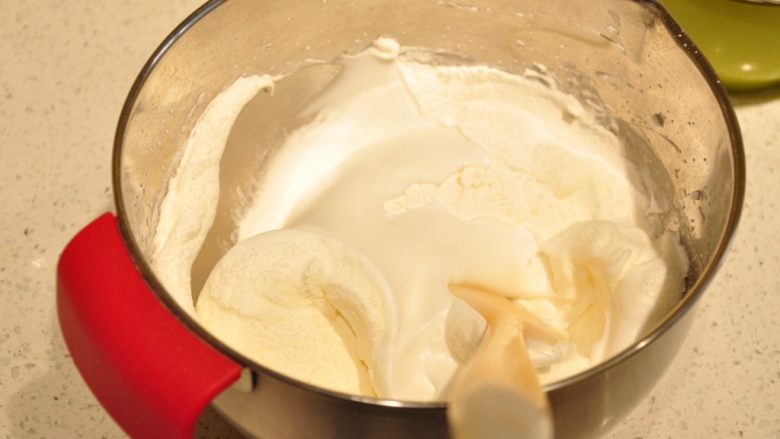 白天使蛋糕——快速消耗蛋白的蛋糕,用刮刀已翻拌的手法混合均匀。