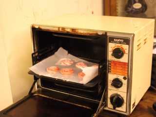 玫瑰蛋白霜饼干,在烤箱里烤1个小时左右