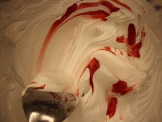 玫瑰蛋白霜饼干,稍微搅拌，我喜欢有白色所以没有搅得那么均匀