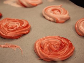 玫瑰蛋白霜饼干,从中间开始，画圈圈