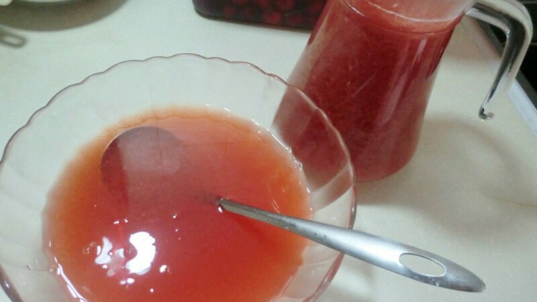 樱桃苹果汁,完成后，将搅打好的樱桃苹果汁倒入容器中。