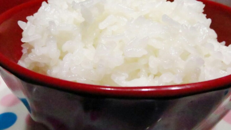 豆浆冰糖粥,大米用冷水浸泡30分钟捞出，锅里放入适量的水将米倒入。