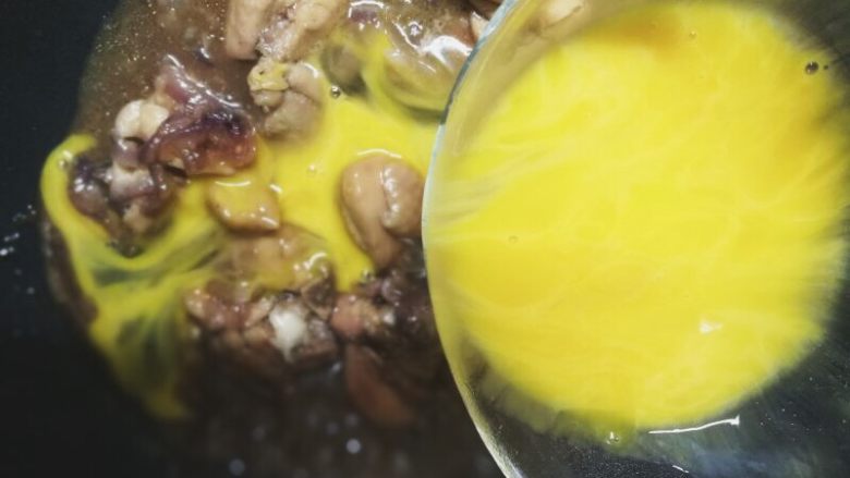 中式版快手亲子丼,鸡腿肉熟了后，把打散的鸡蛋均匀的倒在锅里。