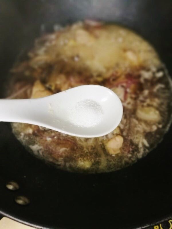 中式版快手亲子丼,根据口味放点盐。盖住锅盖，转中火，焖一会。约10分钟（时间根据肉多少定，这个鸡腿肉比较难熟，如果用鸡胸时间会很短）