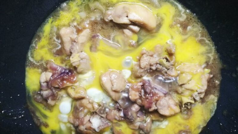 中式版快手亲子丼,不用等鸡蛋完全凝固，还有点水水的时候就可以关火出炉了。做好后直接淋在米饭上。