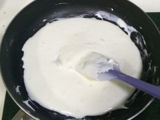 奥利奥花生牛轧糖,用刮刀按压、搅拌，直到棉花糖融化，和黄油完全融合。