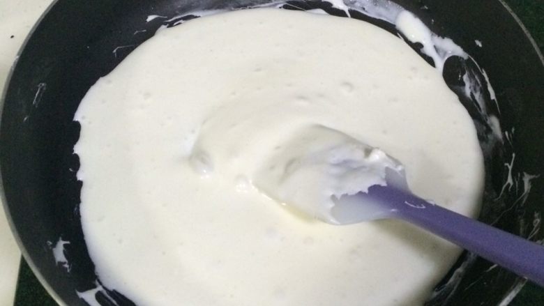 奥利奥花生牛轧糖,用刮刀按压、搅拌，直到棉花糖融化，和黄油完全融合。