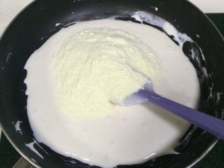 奥利奥花生牛轧糖,迅速加入全脂奶粉。