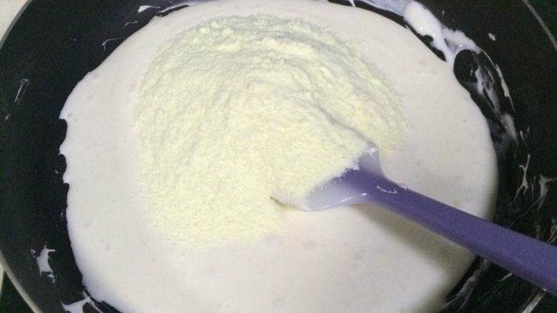 奥利奥花生牛轧糖,迅速加入全脂奶粉。