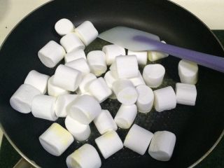 奥利奥花生牛轧糖,待黄油融化后，迅速加入棉花糖。