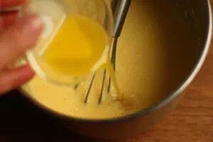 芒果班戟,倒入融化的黄油，拌匀。