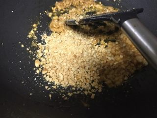 惠灵顿牛排,倒入花生碎及其他调料：少许盐、黑胡椒放、糖。