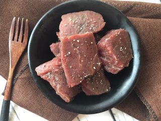 惠灵顿牛排,牛肉洗净切大块。加少量海盐和黑胡椒粉腌制片刻。