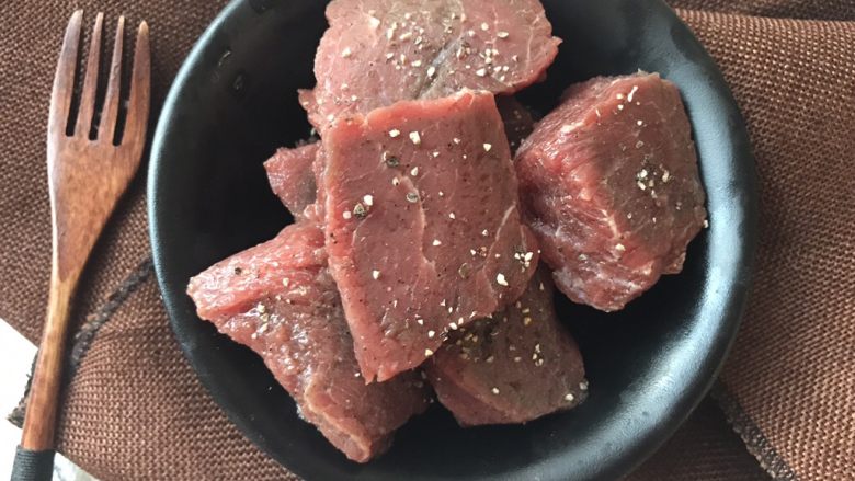 惠灵顿牛排,牛肉洗净切大块。加少量海盐和黑胡椒粉腌制片刻。