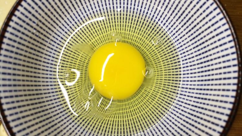 馒头版班尼迪克蛋brunch（附水波蛋做法）,然后开始煮水波蛋。<a style='color:red;display:inline-block;' href='/shicai/ 9'>鸡蛋</a>打到碗里。