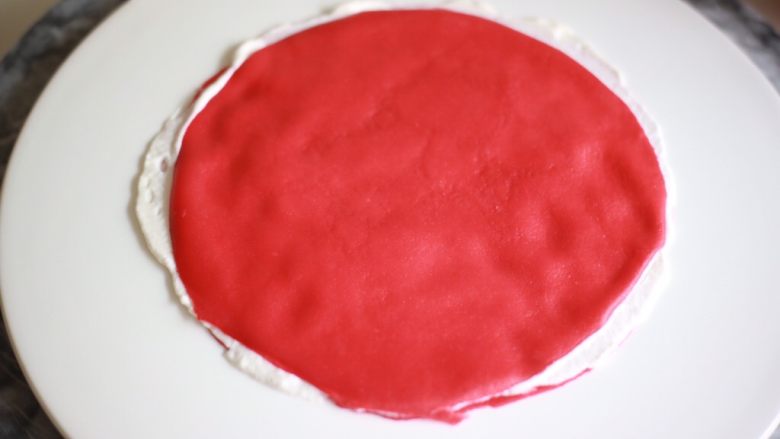 红丝绒渐变千层蛋糕,再盖上第二张