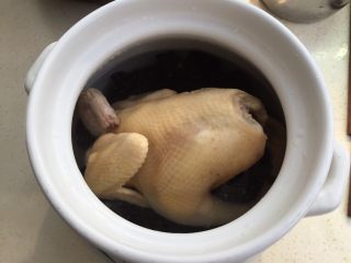 清汁鸡汤,洗去浮沫，鸡、黑木耳放入砂锅。锅内放大半锅的水