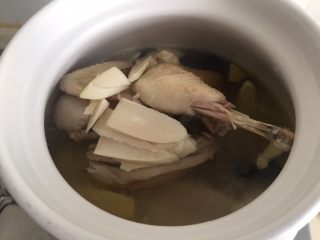 清汁鸡汤,此时放入鞭笋，继续改小火炖煮40分钟以上（总时间是一个半小时这样）