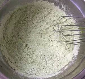 抹茶千层蛋糕
,将面皮材料中的面粉、糖、抹茶粉放入蛋盆中用手动打蛋器混合均匀