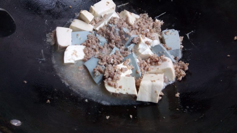 双色豆腐煮肉蓉,加入水，盖锅盖煮2、3分钟