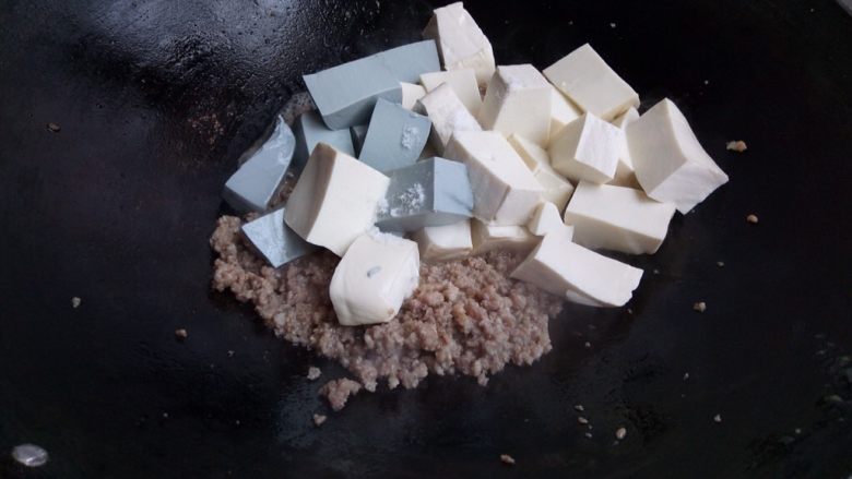 双色豆腐煮肉蓉,加入盐
