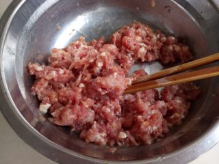 双色豆腐煮肉蓉,猪肉剁成蓉，用盐、油、生粉和糖调好味。