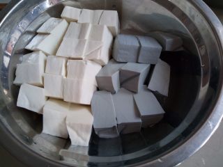双色豆腐煮肉蓉,我家买的是大块豆腐，用刀切成小块