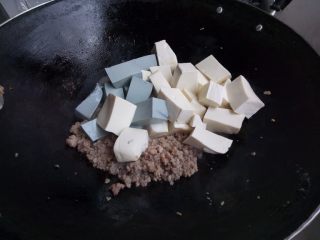 双色豆腐煮肉蓉,加入豆腐