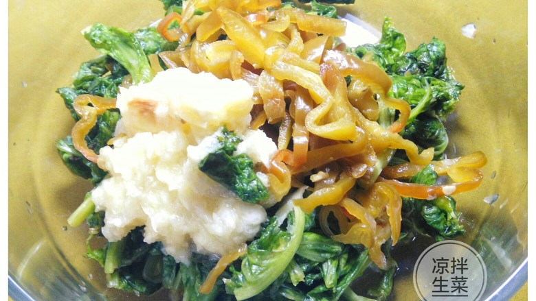 凉拌生菜,蒜泥 青椒丝加入腌好的生菜里。