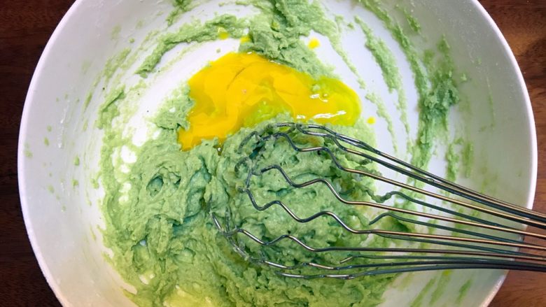 低糖低脂《黄瓜戚风蛋糕》【蛋糕篇】,分次放入蛋黄，搅拌均匀。