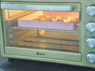 黑芝麻饼干,放入预热好的烤箱170度，18分钟表面金黄即可取出。