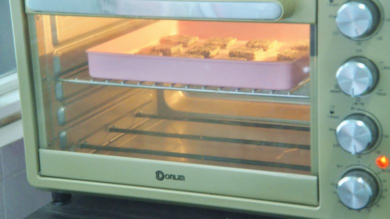黑芝麻饼干,放入预热好的烤箱170度，18分钟表面金黄即可取出。