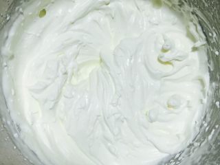 奶香十足的冰棒,淡奶油用打蛋器打至浓稠有一点纹路