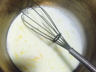 奶香十足的冰棒,加牛奶和糖搅拌均匀