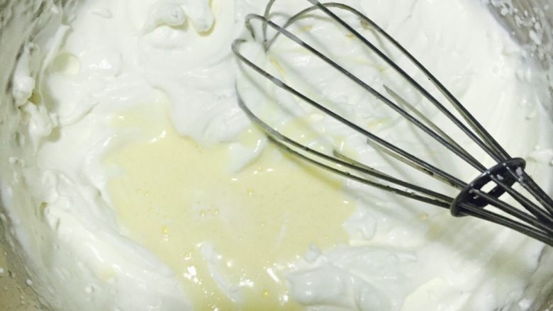 奶香十足的冰棒,蛋黄糊放凉以后 分次倒入奶油中
