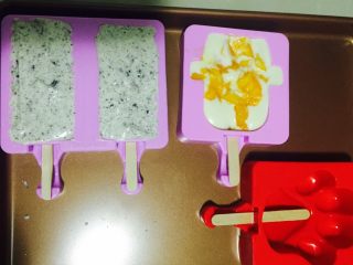奶香十足的冰棒,剩下的冰淇淋糊倒入一点到雪人模具中   倒一半满  加入芒果果粒  再倒入冰淇淋糊