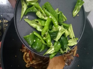 青椒猪肚,然后放入青椒，翻炒3分钟左右，放入适量的味精就可以出锅啦