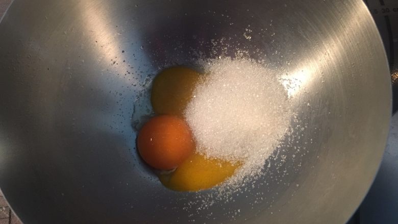 豆乳盒子,制作豆乳：先分离蛋白和蛋黄，蛋黄中加入糖40g用手抽快速搅打均匀