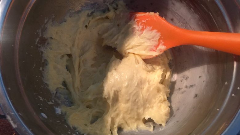 豆乳盒子,晾凉的糊中加入奶油奶酪，用打蛋器打至完全混合成豆乳