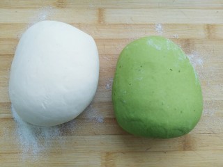 元宝饺子,分别用菠菜汁和水加面粉和成绿色和白色的两个光滑面团