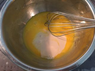 海苔肉松蛋糕卷,蛋黄加入10克砂糖、牛奶用打蛋器打匀