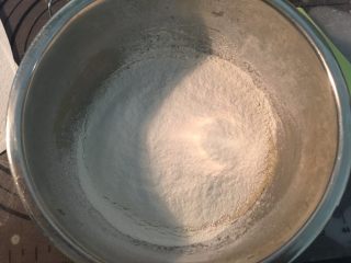 海苔肉松蛋糕卷,加入过筛的低筋面粉