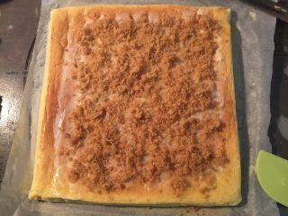 海苔肉松蛋糕卷,当蛋糕放至室温，将蛋糕放在另一张新的烤纸上面，抹上沙拉酱，均匀地撒上肉松