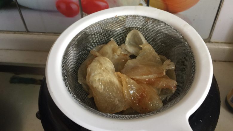 金耳烩鱼肚,把鱼肚放入冷锅锅中加热至110度，使其变软后捞出控油