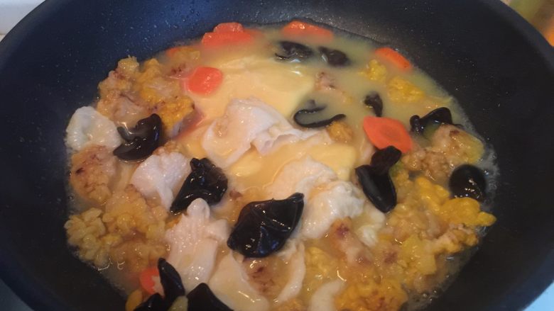 金耳烩鱼肚,加入黄焖高汤煮开，转小火炖一会
