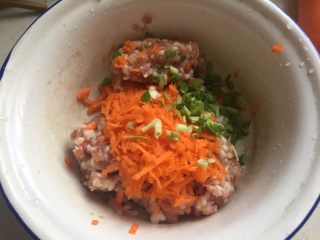 豆皮糯米肉卷,加入胡萝卜丝和葱花