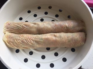 豆皮糯米肉卷,慢慢卷起来放在蒸架上