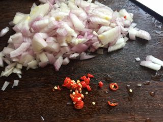 东南亚下饭神菜SISI,洋葱切小粒、小红椒切碎备用